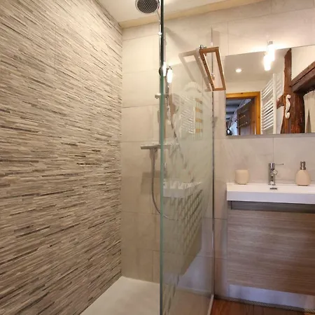 Apartament Par Ci, Par La *