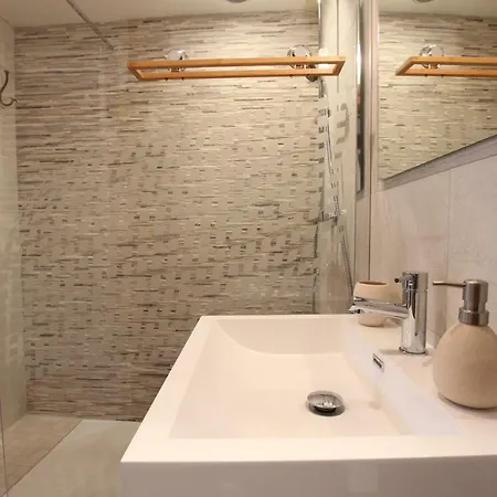 Apartament Par Ci, Par La *