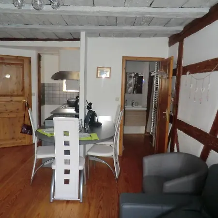 Apartament Par Ci, Par La